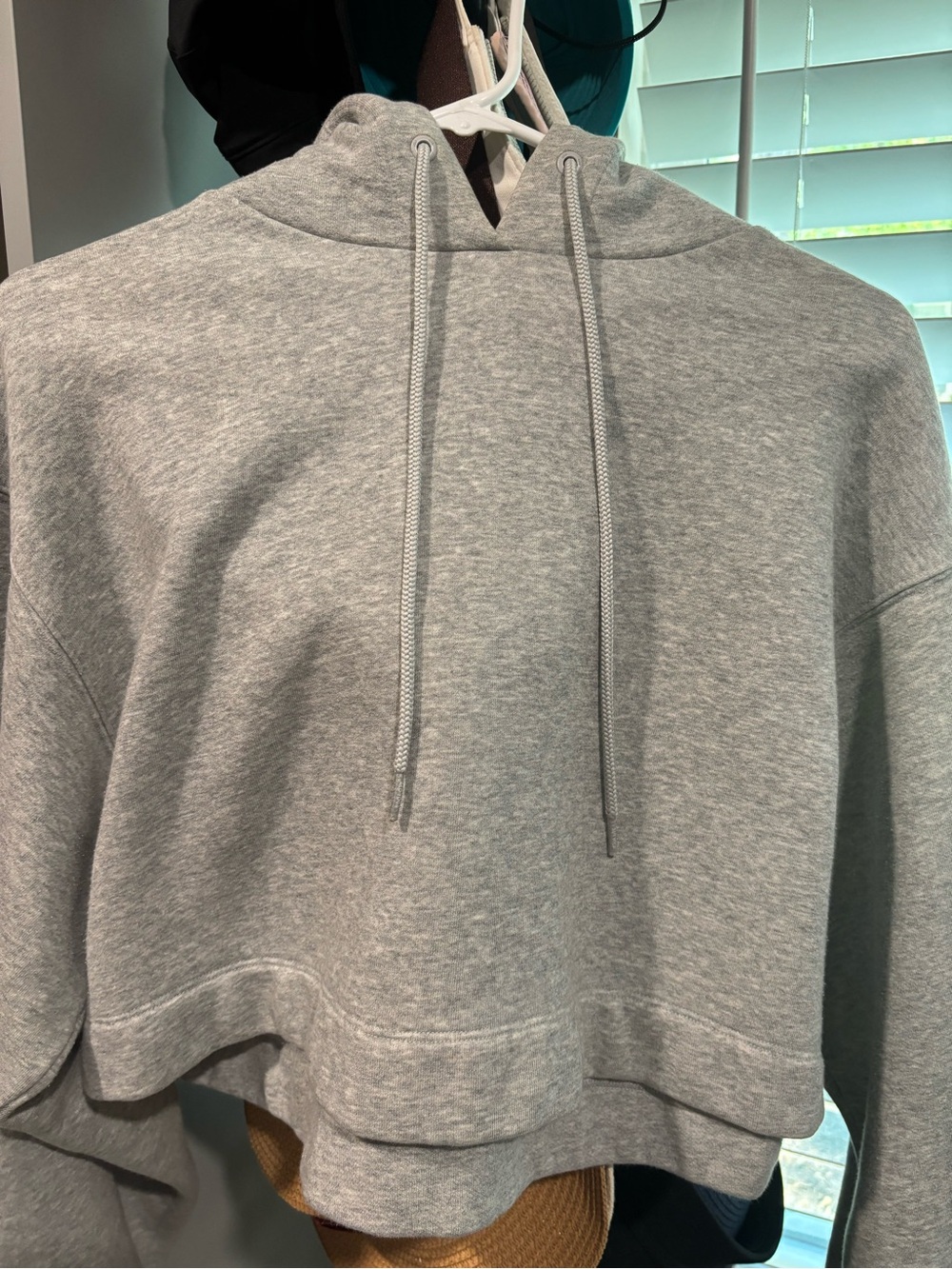 ALO Yoga Bae Hoodie Cropped Gray Hooded Sweatshirt - Picture 9 of 9